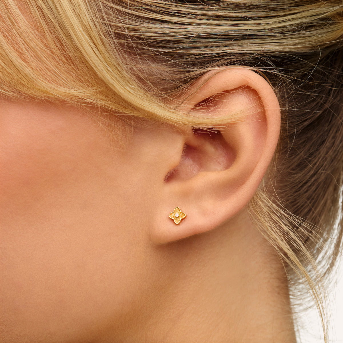 Fine Flower Stud Earrings (Gold)