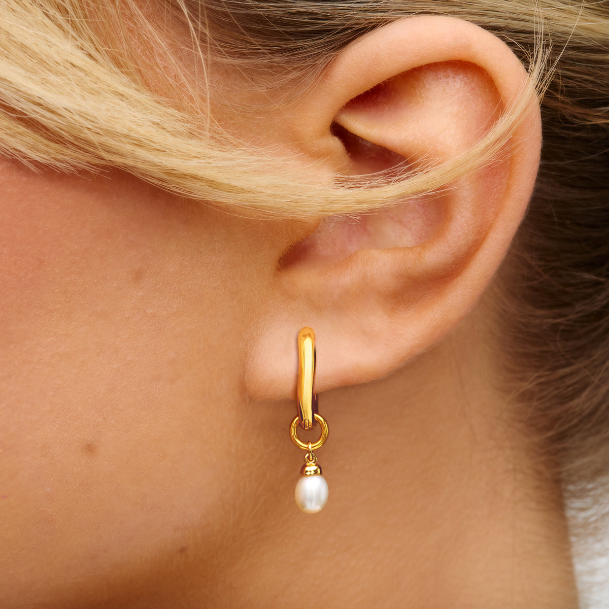 Fine Organic Pearl Huggie Earring (Gold)